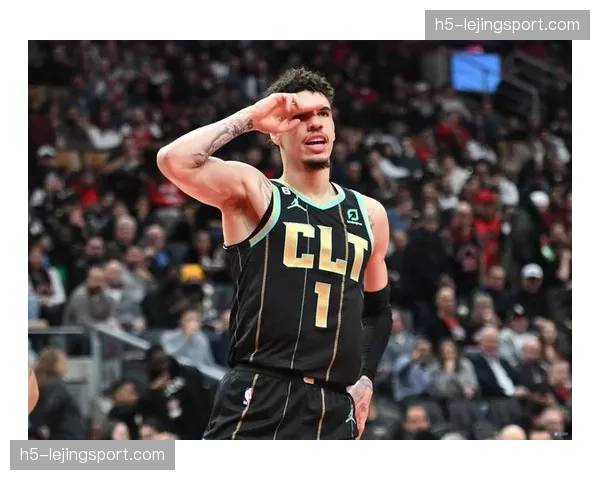 科比·怀特与鲍尔联手命中12记三分，黄蜂后场双枪火力全开